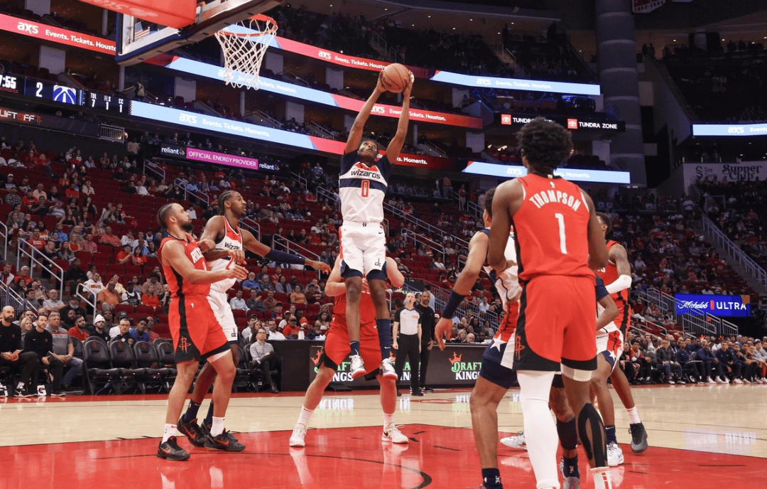 jnh-关键时刻突围战来临，华盛顿奇才围绕NBA常规赛内部沟通，气氛紧张，身体对抗强度拉满(华盛顿奇才队阵容)